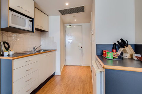 Central Cosmo Apartment Hotel - VIC Tourism 18