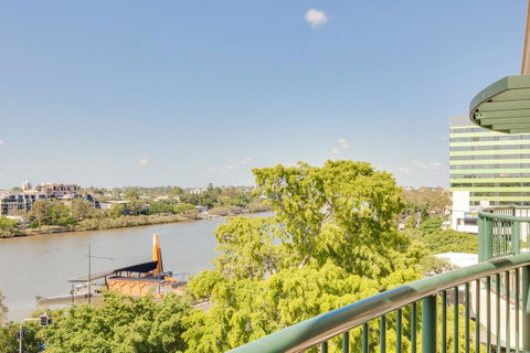 Central Cosmo Apartment Hotel - VIC Tourism 15