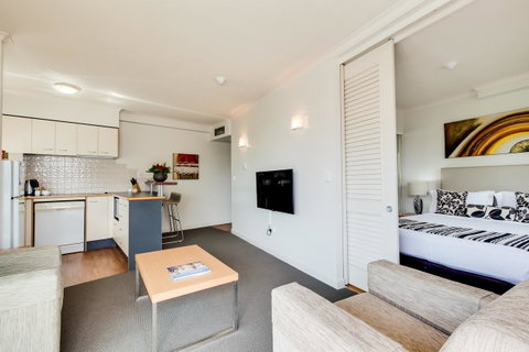 Central Cosmo Apartment Hotel - VIC Tourism 29