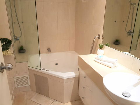 Gemini Court Holiday Apartments - VIC Tourism 41