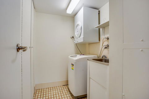 Gemini Court Holiday Apartments - VIC Tourism 6