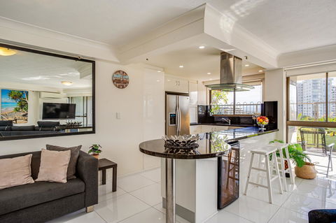 Gemini Court Holiday Apartments - VIC Tourism 7