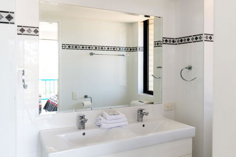 Burgess @ Kings Beach Apartments - VIC Tourism 15