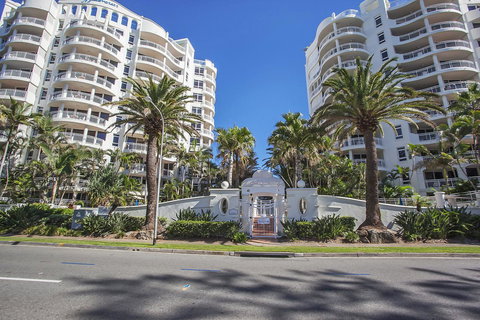 ULTIQA Burleigh Mediterranean Resort - VIC Tourism 19