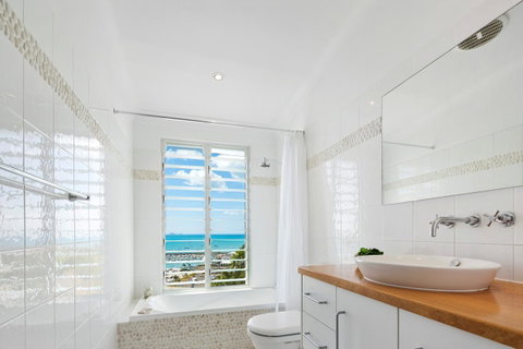Nautilus On The Hill - Airlie Beach - VIC Tourism 34