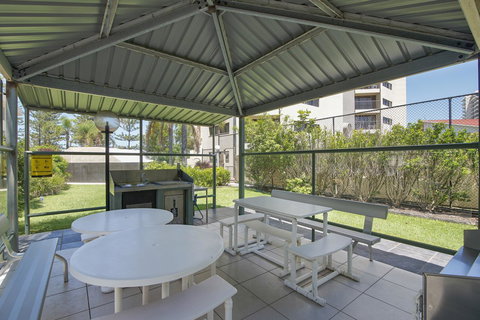 Burleigh Esplanade Apartments - VIC Tourism 24