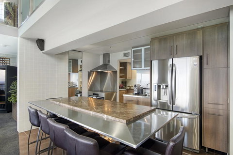 Burleigh Esplanade Apartments - VIC Tourism 18