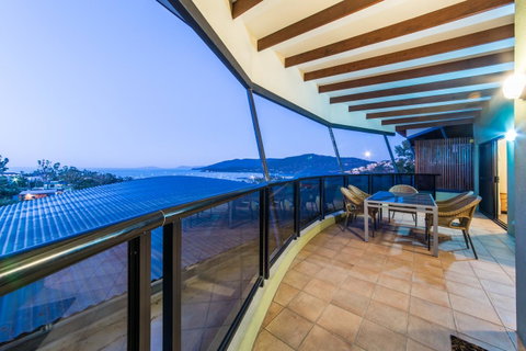 Paradise Penthouse At Waves - Airlie Beach - VIC Tourism 24