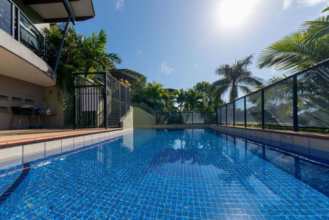 Paradise Penthouse At Waves - Airlie Beach - VIC Tourism 1