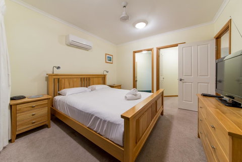 Paradise Penthouse At Waves - Airlie Beach - VIC Tourism 12
