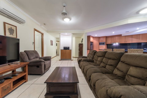 Paradise Penthouse At Waves - Airlie Beach - VIC Tourism 8