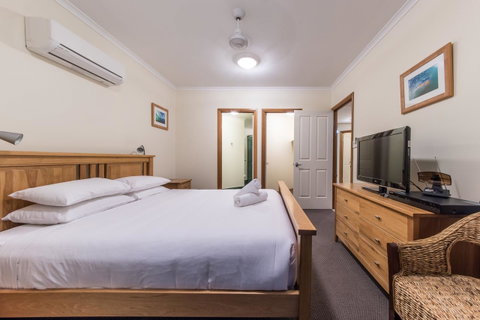 Paradise Penthouse At Waves - Airlie Beach - VIC Tourism 11
