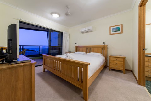 Paradise Penthouse At Waves - Airlie Beach - VIC Tourism 13