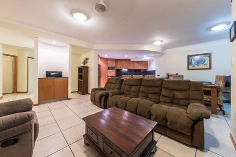 Paradise Penthouse At Waves - Airlie Beach - VIC Tourism 7