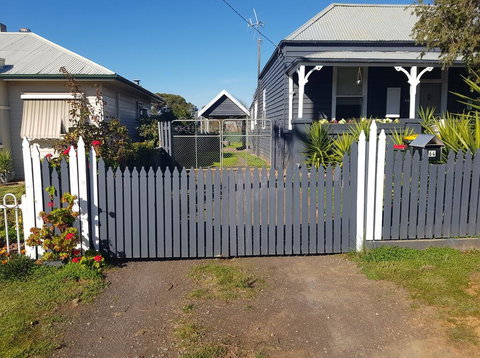 Welcome Stranger Cottage - VIC Tourism 1