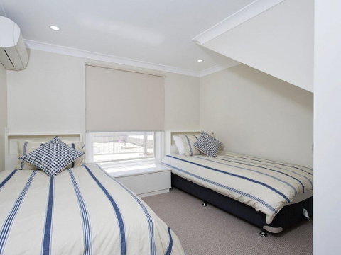 Whispering Sands', 10 Sandy Point Road - Luxury Waterfront Home With Aircon, WIFI & Foxtel - VIC Tourism 2
