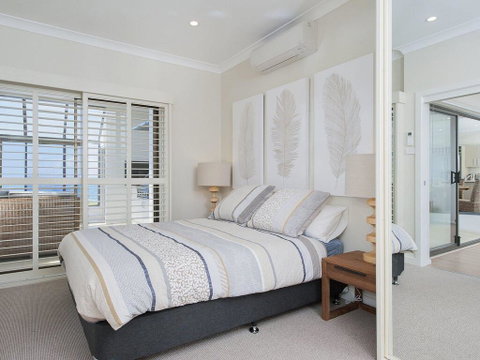 Whispering Sands', 10 Sandy Point Road - Luxury Waterfront Home With Aircon, WIFI & Foxtel - VIC Tourism 1