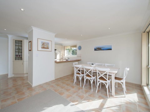 White Horses, 7A Achilles Street - VIC Tourism 2