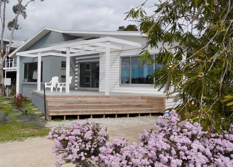WHITE SHELLS HOLIDAY RENTAL - VIC Tourism 0