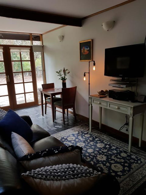 William Hunt's Retreat - Redwood Studio - VIC Tourism 3