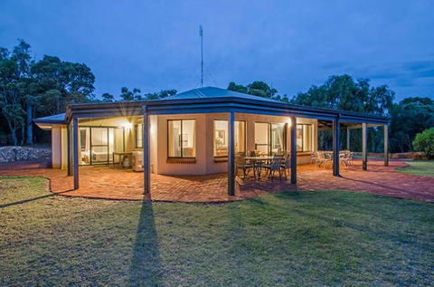 Yallingup Pet Friendly Bush Retreat - VIC Tourism 0