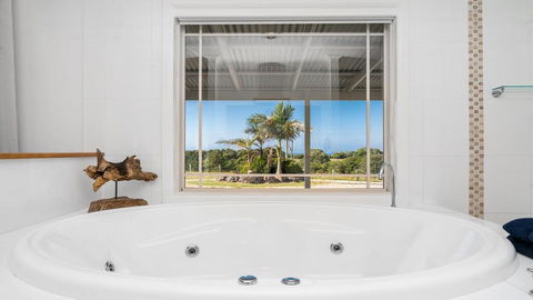 Your Luxury Escape - Byron Sunset Breeze - VIC Tourism 0