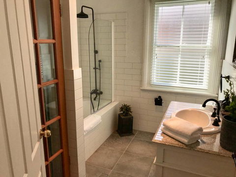 YSG The Edward Townhouse 153 - Walk To Town - VIC Tourism 2