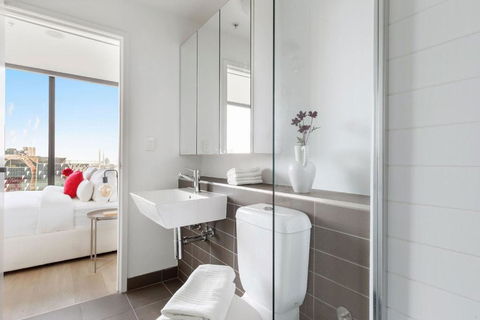 A 2BR Apt With Harbour Views And FREE Parking - VIC Tourism 2