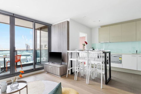 A 2BR Apt With Harbour Views And FREE Parking - VIC Tourism 3