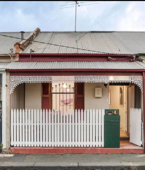 A Beautiful Terrace House With Parking & Courtyard - VIC Tourism 0