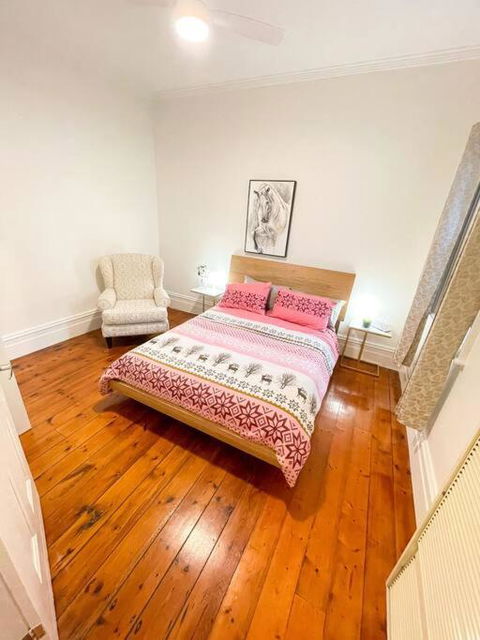 A Beautiful Terrace House With Parking & Courtyard - VIC Tourism 4