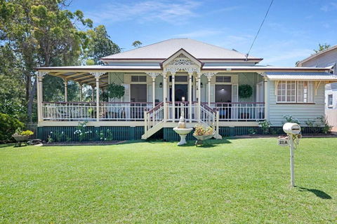A Charming Queenslander - VIC Tourism 0