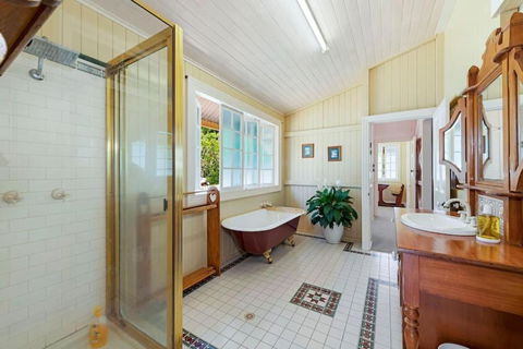 A Charming Queenslander - VIC Tourism 3