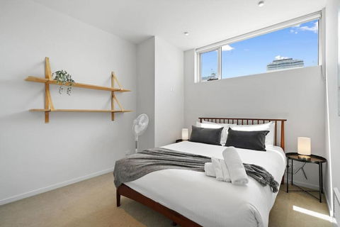 A River-side 2bdm Footscray Oasis + Parking - VIC Tourism 2