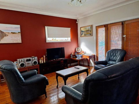 A Rosy House In Roselands - VIC Tourism 0