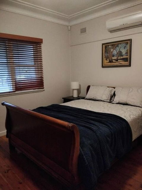 A Rosy House In Roselands - VIC Tourism 1