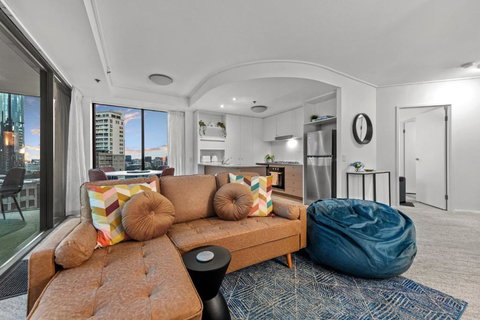 A Touch Of Class - 2Bed-2Bath-1Car-Balcony-Views - CBD - VIC Tourism 2