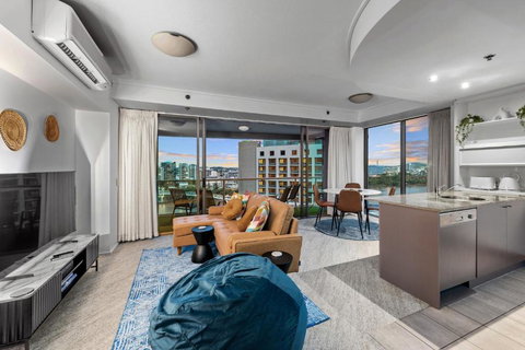 A Touch Of Class - 2Bed-2Bath-1Car-Balcony-Views - CBD - VIC Tourism 1
