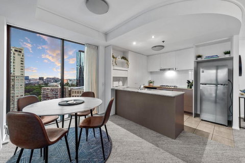 A Touch Of Class - 2Bed-2Bath-1Car-Balcony-Views - CBD - VIC Tourism 3