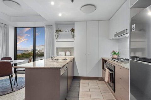 A Touch Of Class - 2Bed-2Bath-1Car-Balcony-Views - CBD - VIC Tourism 4