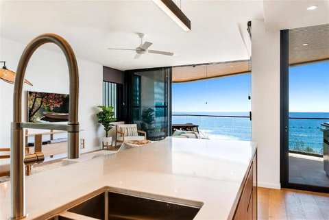 Absolute Beachfront Luxury Apartment - VIC Tourism 2