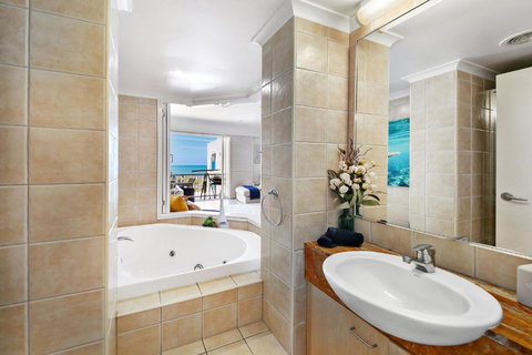 Absolute Beachfront Rolling Surf Resort - VIC Tourism 3
