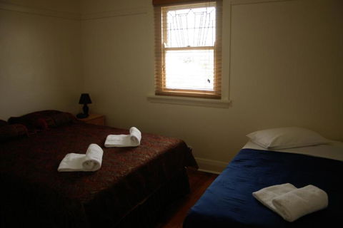 Accommodation Sydney Rockdale - 2 Bedroom Pet Friendly Budget Apartments With Balconies - VIC Tourism 4