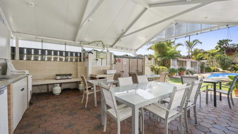 Affordable, Pool, Spa, Beach, Bbq, Sleeps 4 - VIC Tourism 3