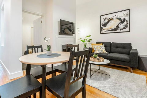 A Carlton Classic - Quaint Inner-City Getaway - VIC Tourism 0