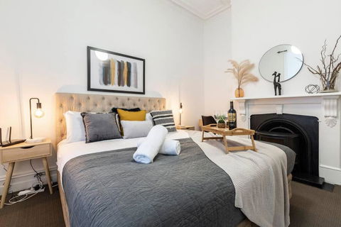 A Carlton Classic - Quaint Inner-City Getaway - VIC Tourism 1