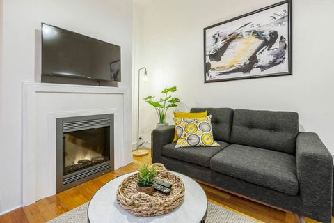 A Carlton Classic - Quaint Inner-City Getaway - VIC Tourism 3