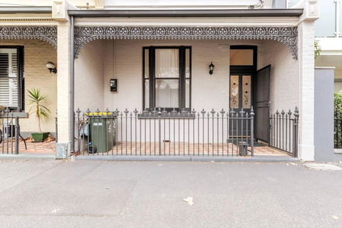 A Carlton Classic - Quaint Inner-City Getaway - VIC Tourism 4