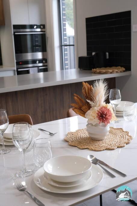 Aircabin - Denham Court - Modern - 4 Beds House - VIC Tourism 3