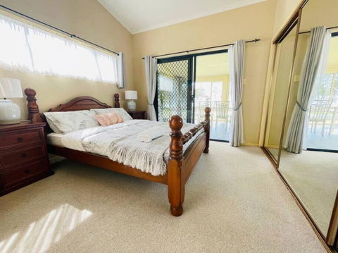 Aircabin - Tuggerawong - Lake Front - 3 Beds House - VIC Tourism 3